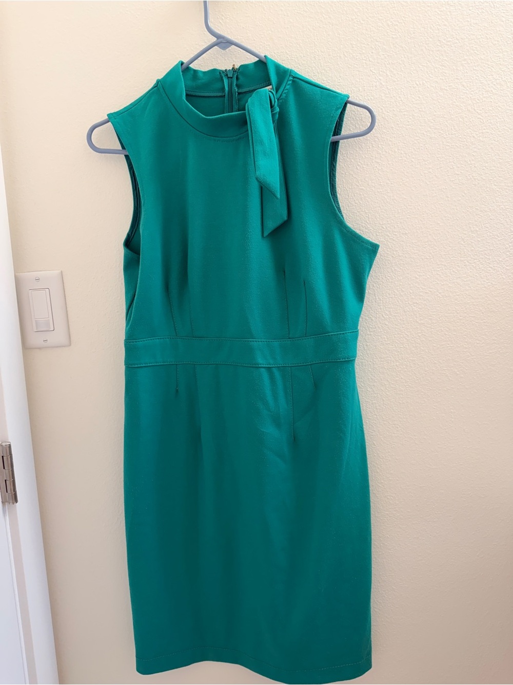 Sleeveless Green Tie-Neck Sheath Dress